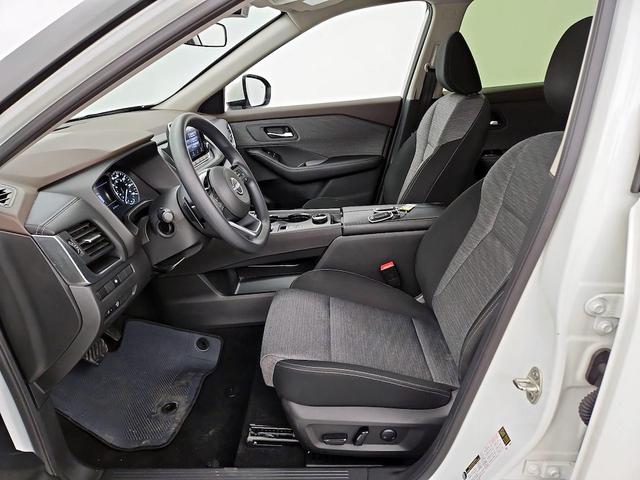 Photo of 2023 White Nissan Rogue