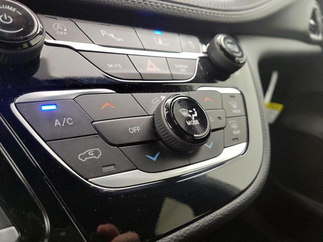 Photo of 2023 White Chrysler Pacifica