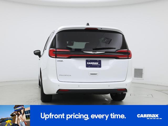 Photo of 2023 White Chrysler Pacifica