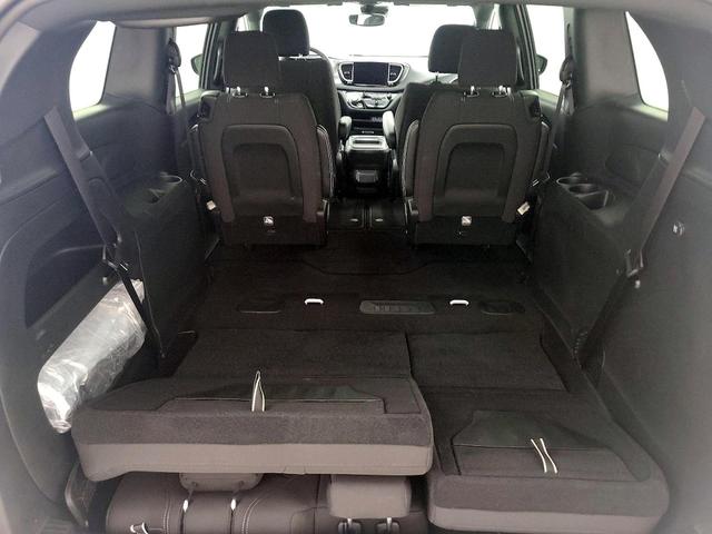 Photo of 2023 White Chrysler Pacifica