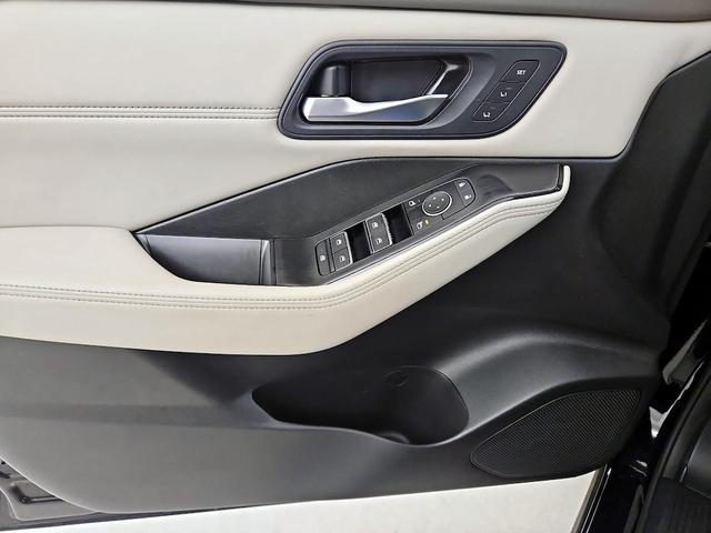 Photo of 2023 Black Nissan Rogue
