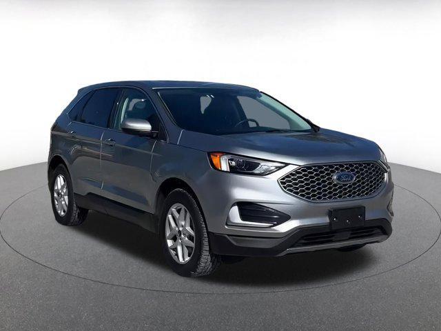 Photo of 2024 Iconic Silver Metallic Ford Edge