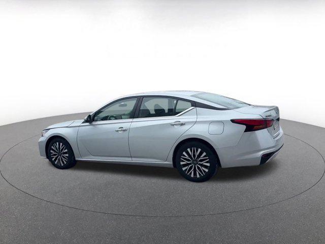Photo of 2023 Brilliant Silver Metallic Nissan Altima