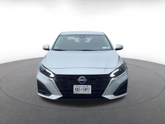 Photo of 2023 Brilliant Silver Metallic Nissan Altima