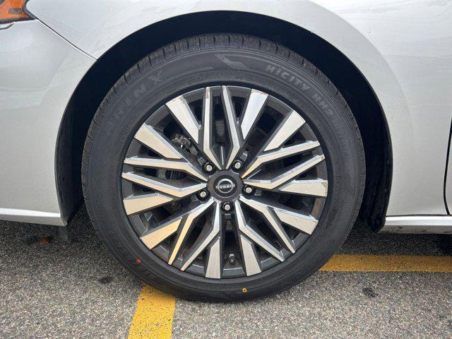 Photo of 2023 Brilliant Silver Metallic Nissan Altima
