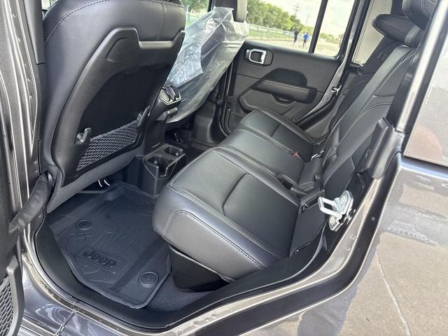 Photo of 2025 Granite Crystal Metallic Clearcoat Jeep Gladiator