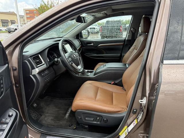 Photo of 2018 Toasted Walnut Pearl Toyota Highlander