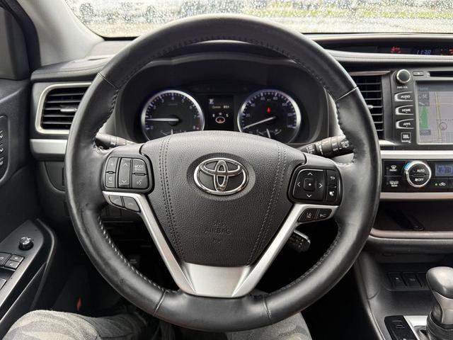 Photo of 2018 Toasted Walnut Pearl Toyota Highlander