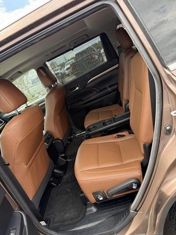 Photo of 2018 Toasted Walnut Pearl Toyota Highlander