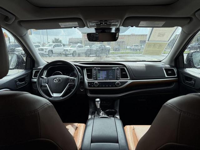Photo of 2018 Toasted Walnut Pearl Toyota Highlander