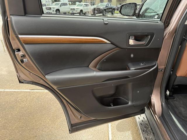 Photo of 2018 Toasted Walnut Pearl Toyota Highlander