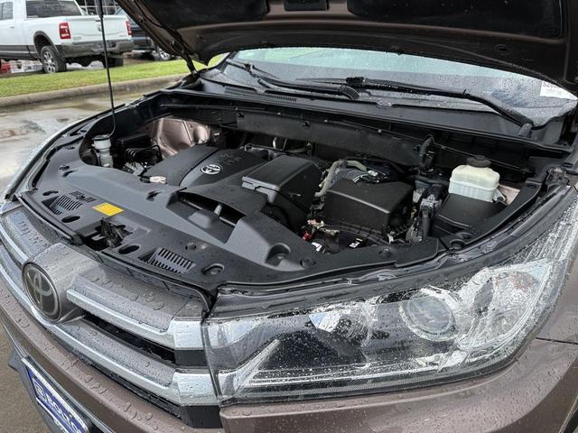 Photo of 2018 Toasted Walnut Pearl Toyota Highlander