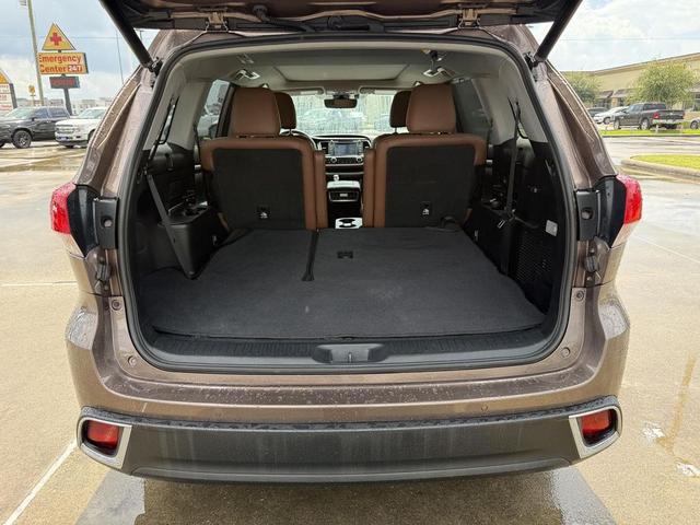 Photo of 2018 Toasted Walnut Pearl Toyota Highlander
