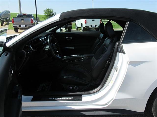 Photo of 2018 Oxford White Ford Mustang