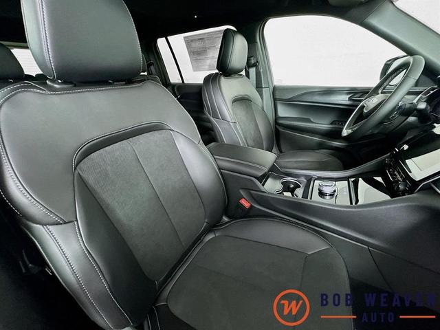 Photo of 2025 Bright White Clearcoat Jeep Grand Cherokee L