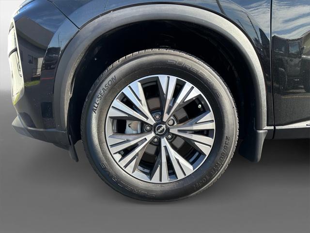 Photo of 2022 Super Black Nissan Rogue