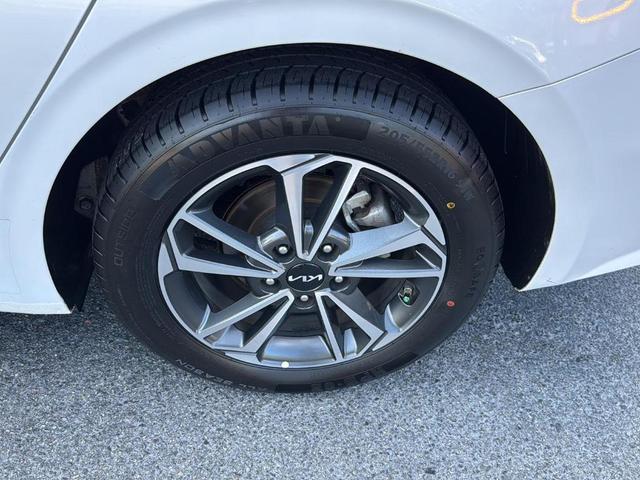 Photo of 2024 Snow White Pearl Kia Forte