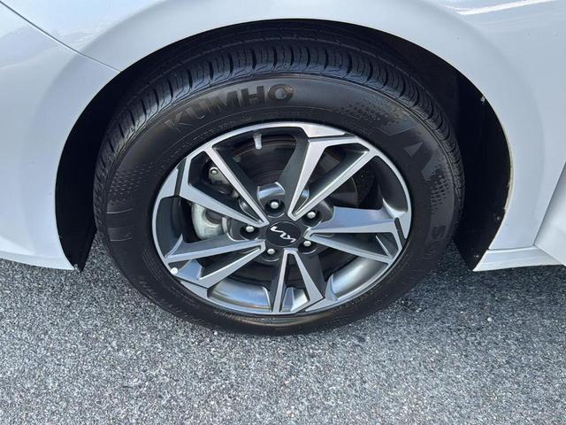 Photo of 2024 Snow White Pearl Kia Forte