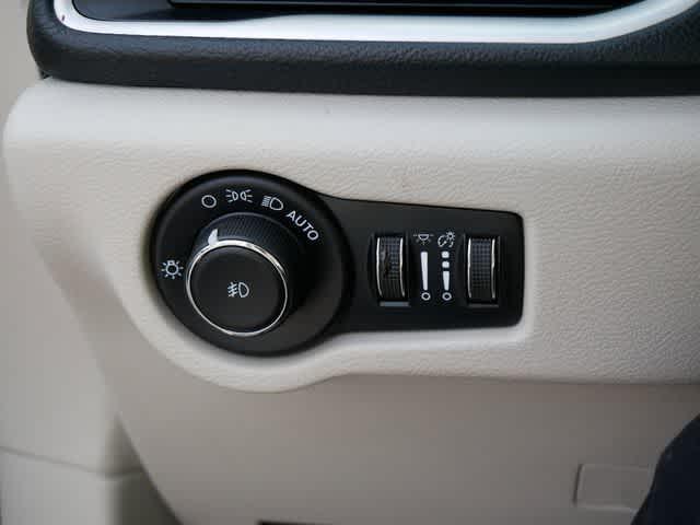 Photo of 2023 Silver Mist Clearcoat Chrysler Pacifica Hybrid