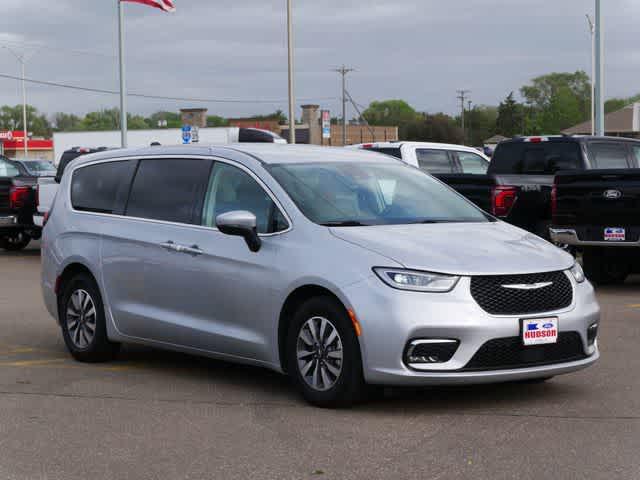 Photo of 2023 Silver Mist Clearcoat Chrysler Pacifica Hybrid