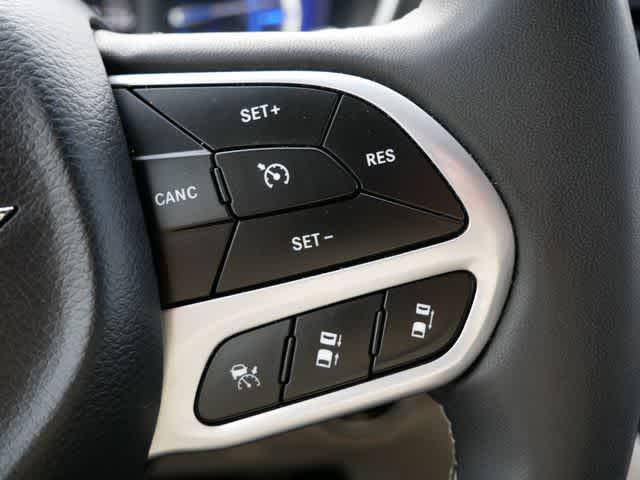 Photo of 2023 Silver Mist Clearcoat Chrysler Pacifica Hybrid