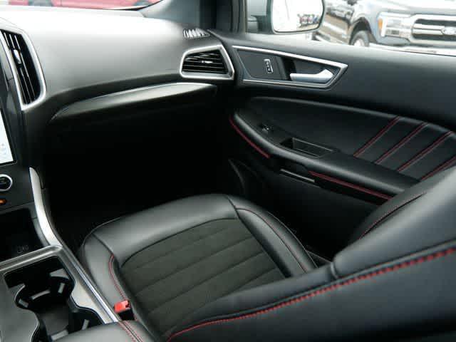 Photo of 2024 Iconic Silver Metallic Ford Edge
