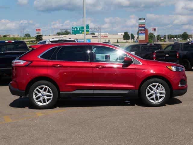 Photo of 2022 Rapid Red Metallic Tinted Clearcoat Ford Edge