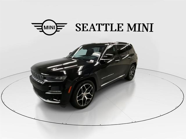 Photo of 2022 Diamond Black Crystal Pearlcoat Jeep Grand Cherokee