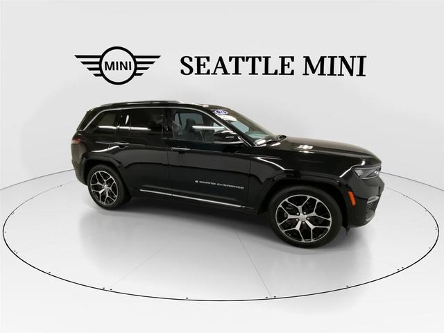 Photo of 2022 Diamond Black Crystal Pearlcoat Jeep Grand Cherokee