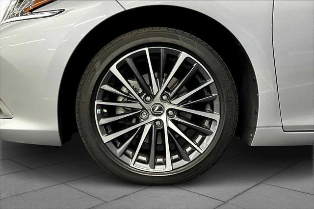 Photo of 2022 Iridium Lexus ES 350
