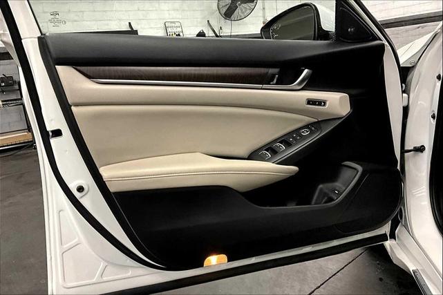 Photo of 2018 Platinum White Pearl Honda Accord