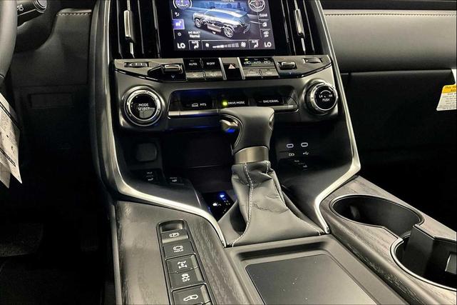Photo of 2025 Eminent White Pearl Lexus LX 600