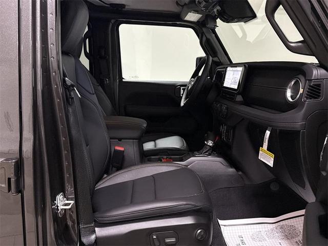 Photo of 2025 Granite Crystal Clearcoat Metallic Jeep Gladiator