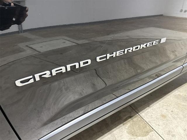 Photo of 2024 Diamond Black Jeep Grand Cherokee L