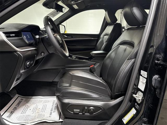 Photo of 2024 Diamond Black Jeep Grand Cherokee L