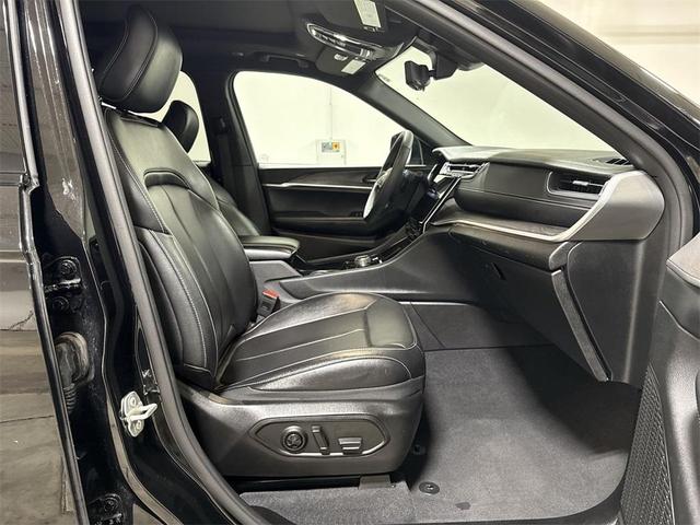 Photo of 2024 Diamond Black Jeep Grand Cherokee L