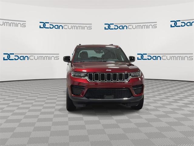 Photo of 2025 Velvet Red Pearlcoat Jeep Grand Cherokee