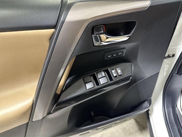 Photo of 2018 Blizzard Pearl Toyota RAV4