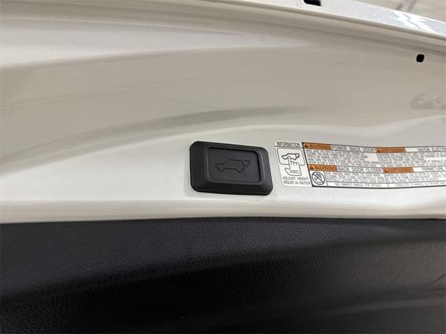 Photo of 2018 Blizzard Pearl Toyota RAV4
