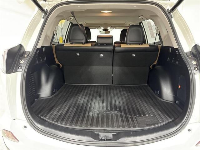 Photo of 2018 Blizzard Pearl Toyota RAV4