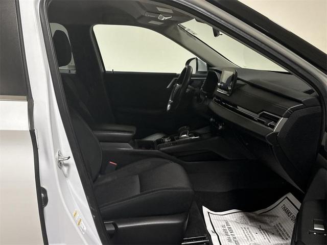 Photo of 2022 White Mitsubishi Outlander