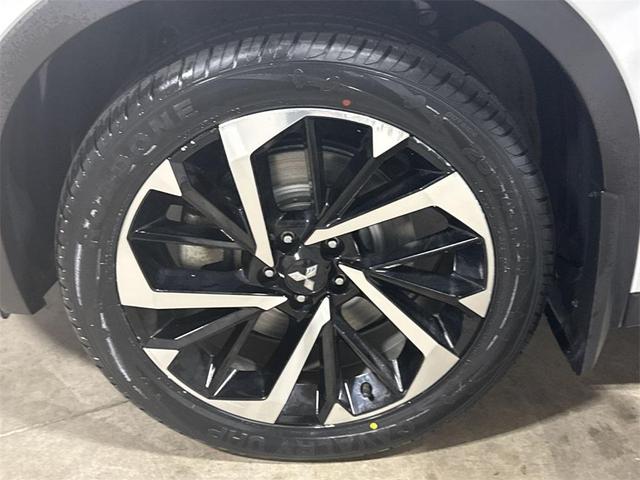 Photo of 2022 White Mitsubishi Outlander