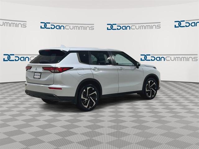 Photo of 2022 White Mitsubishi Outlander