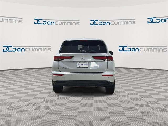 Photo of 2022 White Mitsubishi Outlander