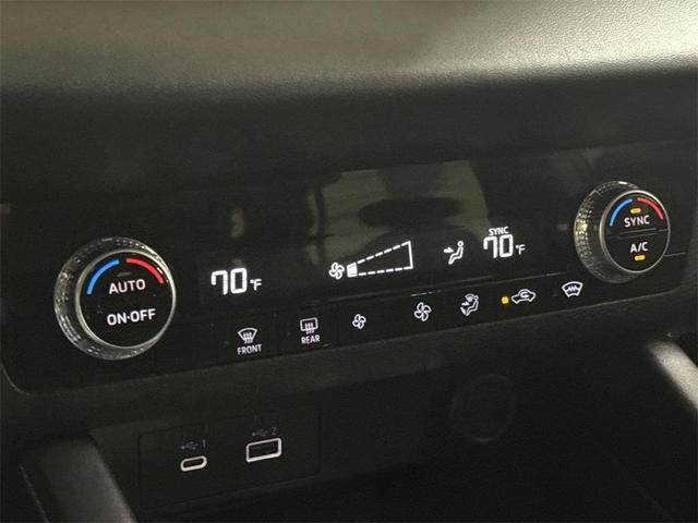 Photo of 2022 White Mitsubishi Outlander