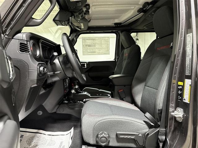 Photo of 2025 Granite Crystal Clearcoat Metallic Jeep Wrangler
