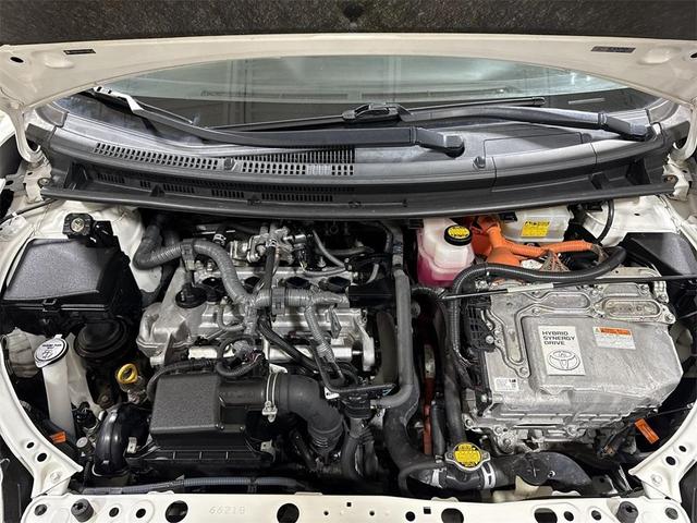 Photo of 2012 Super White Toyota Prius c