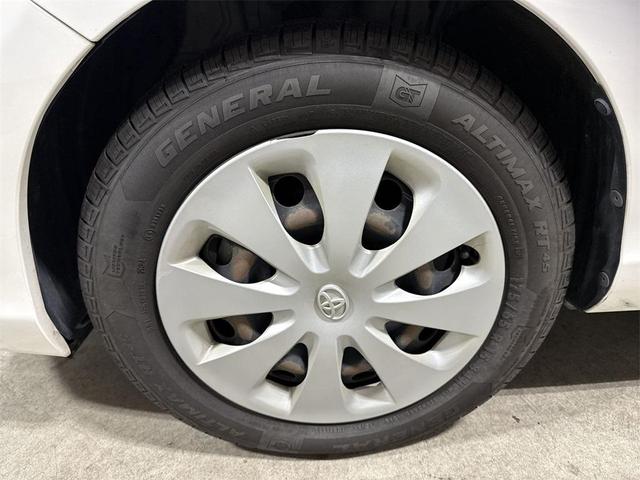 Photo of 2012 Super White Toyota Prius c