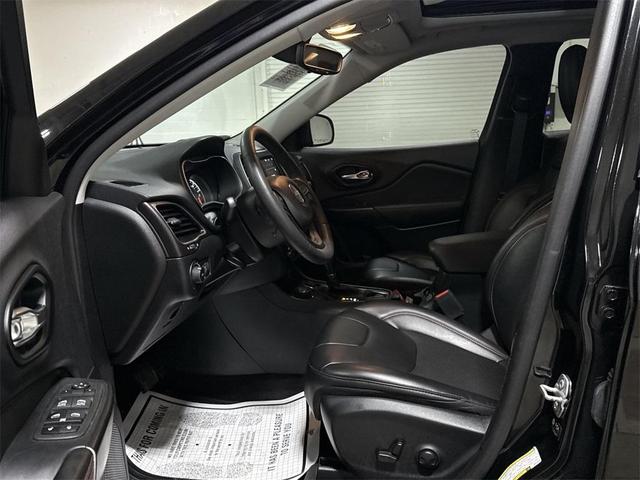 Photo of 2022 Diamond Black Jeep Cherokee