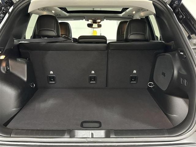 Photo of 2022 Diamond Black Jeep Cherokee